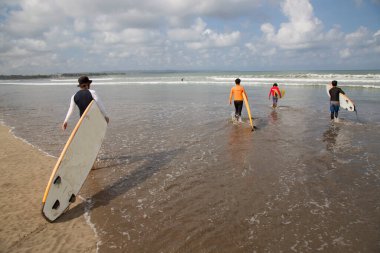 Sörfçülerin kumsaldaki görüntüsü, seyahat görüntüleri.