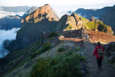 Dağ sırtının tepesinde, panoramik bir bakış açısı ve muhteşem volkanik dağ tepelerinin her iki tarafında da uçurumlar olan yürüyüş izleri.