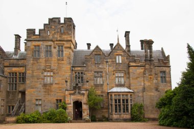 Güzel şato mimarisinin manzarası.