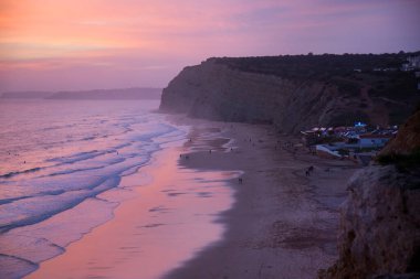 Denizin üzerinde güzel bir gün batımı
