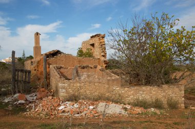 Harabeler, terk edilmiş tuğla bina
