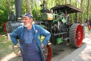 Parkta klasik sergi araçları
