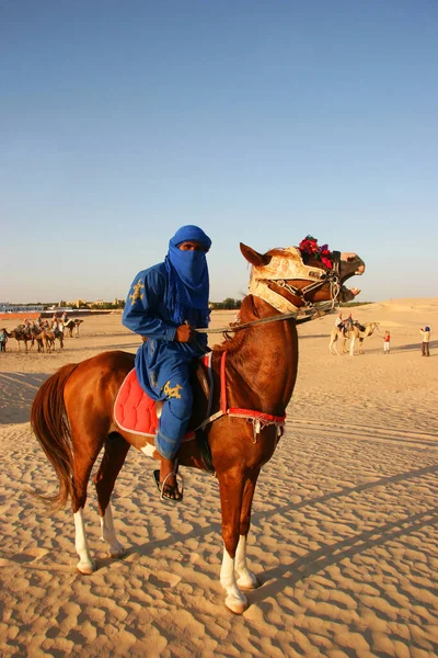 Vista Gente Montando Camellos Desierto — Foto de Stock