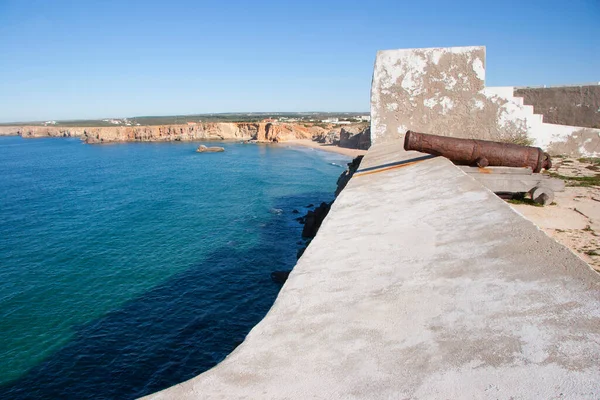 Deniz kıyısındaki eski top.