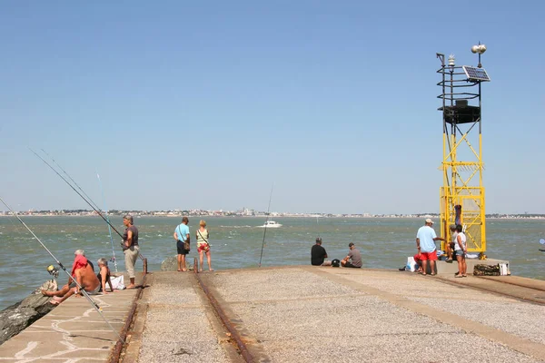 Kıyıda balık tutmak. Yaz etkinliği kavramı 