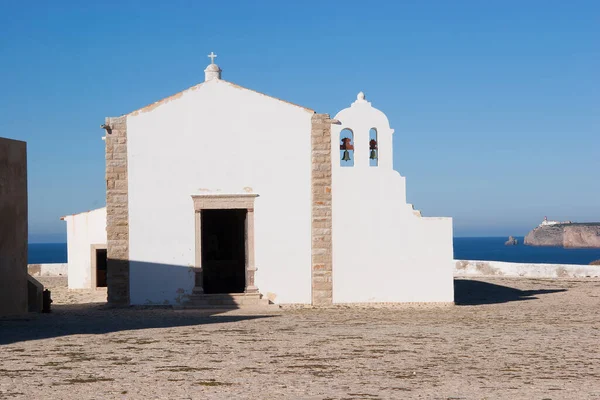 Mavi gökyüzü arka planında beyaz kilise