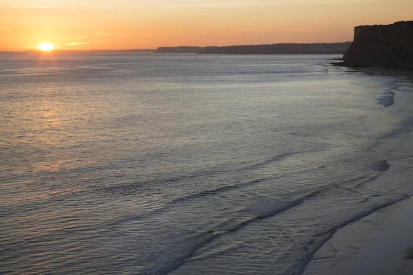 Denizin üzerinde güzel bir gün batımı