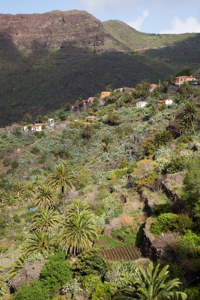 Bulutlu gökyüzü ile yeşil dağ manzarası