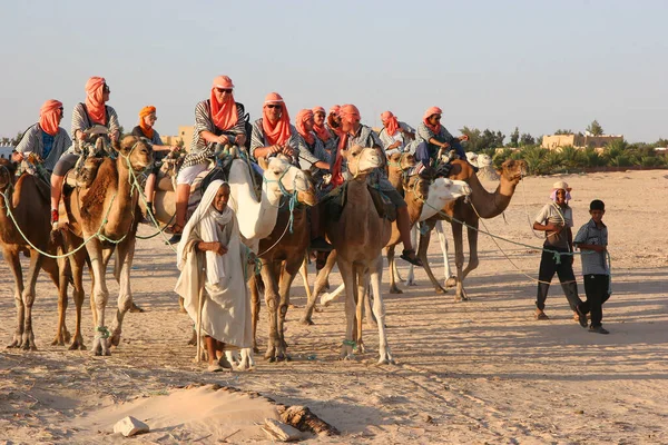 Vista Persone Che Cavalcano Cammelli Nel Deserto — Foto Stock