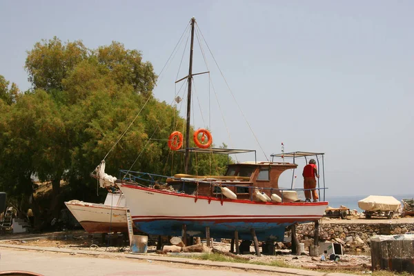 Sahilde Eski Bir Balıkçı Teknesi — Stok fotoğraf
