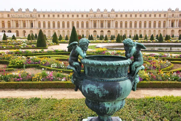 Vista Sui Giardini Del Palazzo Con Sculture — Foto Stock