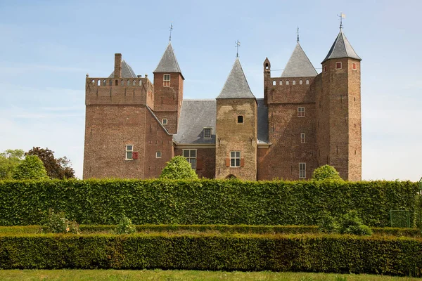 Bağlı şato ve geniş resmi bahçe, hanım evlatları, Viola, çiçek sınırları.