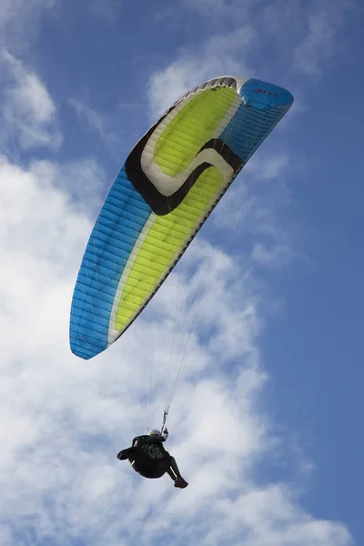 滑翔机在空中飞越海面 — 图库照片