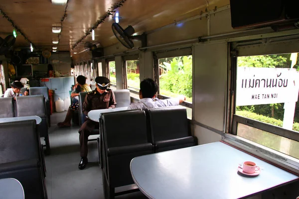 Persone Che Viaggiano Treno Interno Del Vagone Ferroviario — Foto Stock