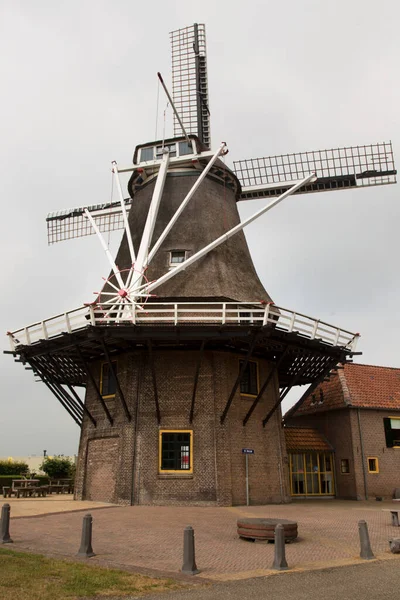 Typische Oude Hollandse Graanmolen Bakstenen Standaard Patroonbestrating Omgebouwd Tot Windenergie — Stockfoto