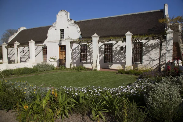 Kırsal kesimlerdeki eski bir Hollanda çiftlik evi.