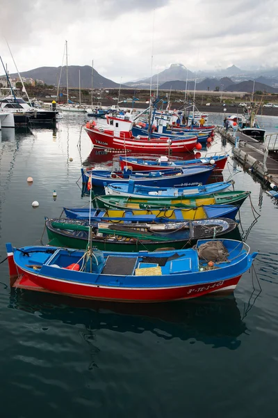 Barcos Amarrados Puerto Con Montañas Fondo —  Fotos de Stock