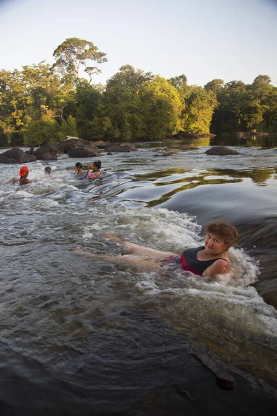 Turistas Nadando Río Agitado — Foto de Stock