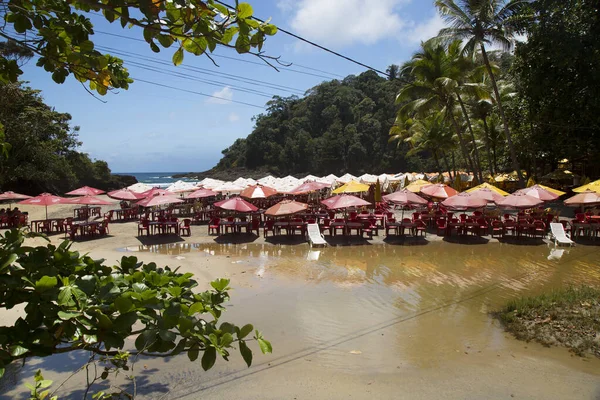 Strandcafé Tische Und Stühle Mit Sonnenschirmen — Stockfoto