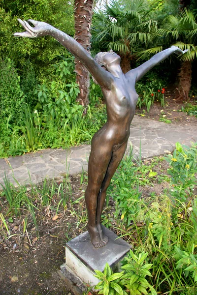 緑の庭で美しい彫像のショット — ストック写真