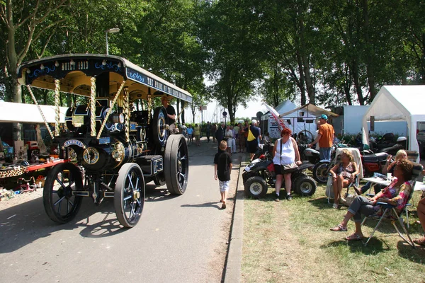 公園内のヴィンテージ車やヴィンテージ物のフェア — ストック写真