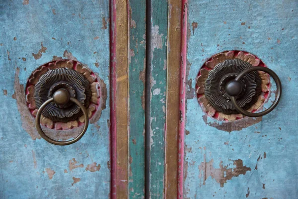 老旧生锈的铁门 有把手 — 图库照片