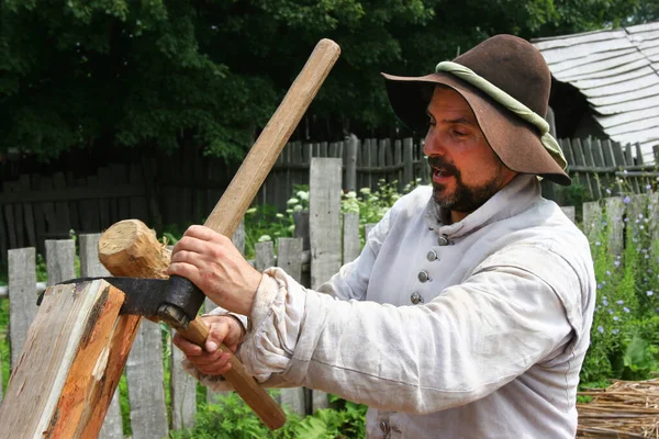 Muž Středověkém Kostýmu Pracující Dřevem Cestovní Výstřel — Stock fotografie