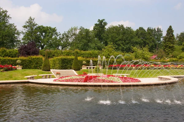 Havuzu ve yeşilliği olan güzel botanik bahçesi manzarası