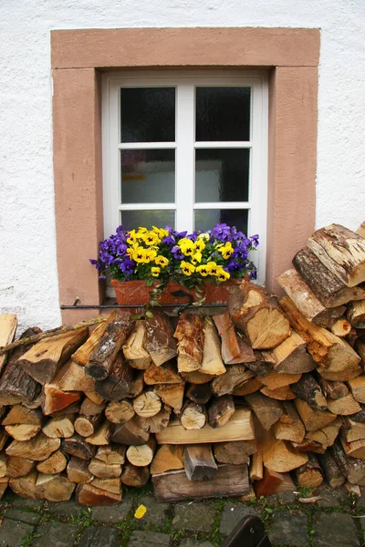 白い壁の古い木の窓 — ストック写真