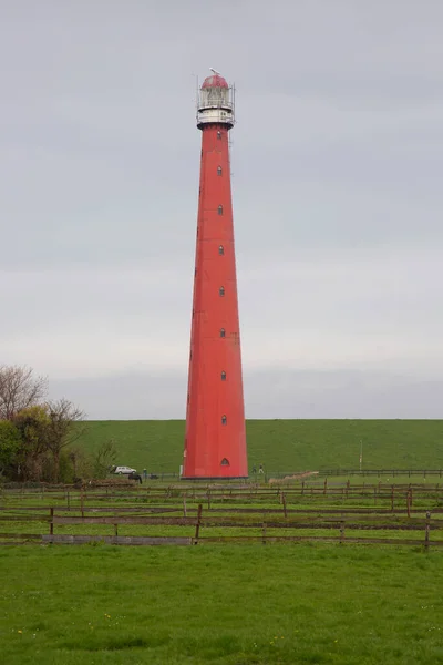 Farol Vermelho Alto Histórico Perto Das Dunas Seguro Atrás Dique — Fotografia de Stock