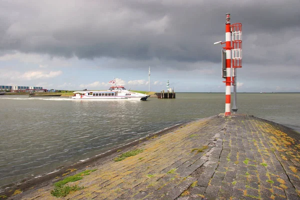 Deniz suyundaki tekne manzarası 