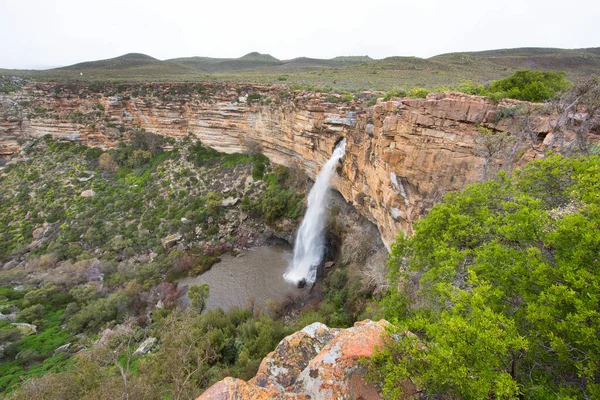 Dağlarda güzel bir şelale 