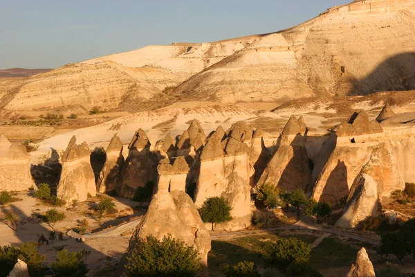 Chimeneas Altas Erosionadas Pináculos Piedras Más Duras Que Equilibran Parte — Foto de Stock