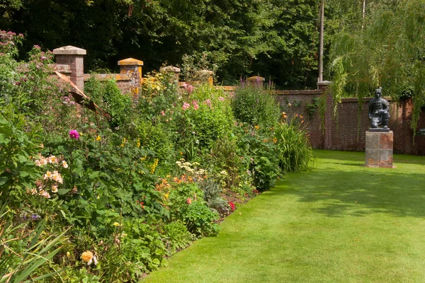 Beautiful Estate Garden View — Stock Photo, Image