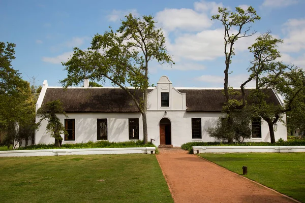 Kırsal kesimlerdeki eski bir Hollanda çiftlik evi.