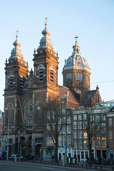 Tarihsel Sant Nicolas Bazilikası veya Amsterdam şehir merkezindeki kilise