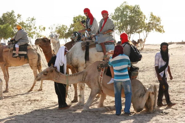 Vista Pessoas Montando Camelos Deserto — Fotografia de Stock