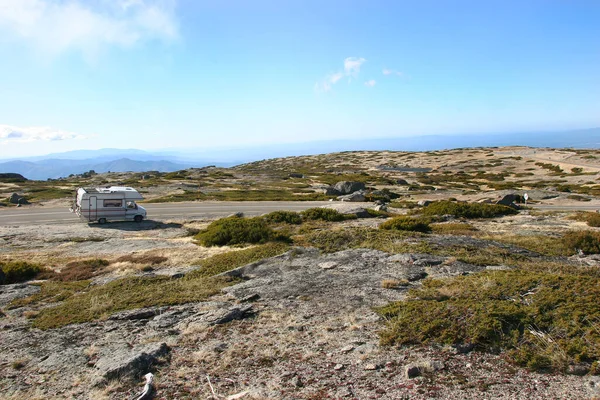 Karavan dağlarda yol alıyor.