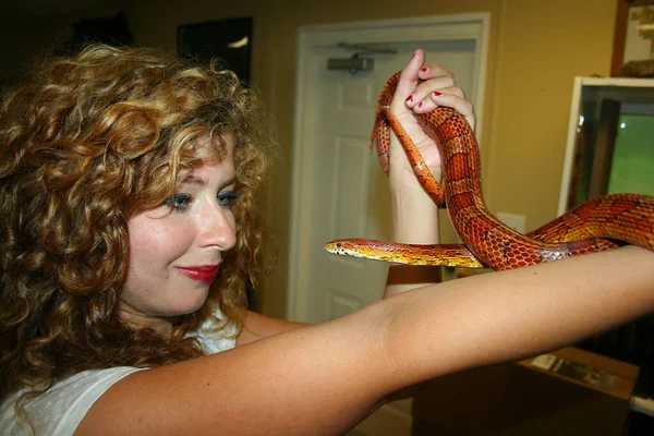 Joven Hermosa Chica Con Serpiente — Foto de Stock