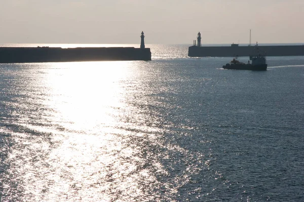 海に灯台がある 港からの眺めは — ストック写真