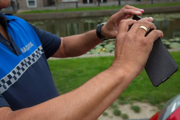 Parkeerwachter Maakt Foto Met Smartphone — Stockfoto