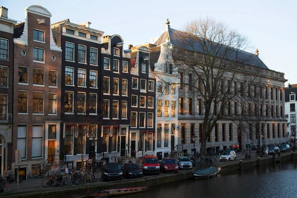 Типичные Здания Голландской Архитектуры Поясе Амстердамского Канала Уличной Жизнью Мебелью — стоковое фото