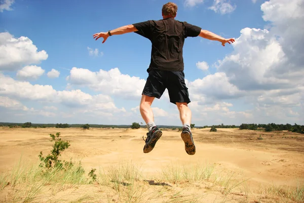 Человек Прыгает Песку Солнечный День — стоковое фото