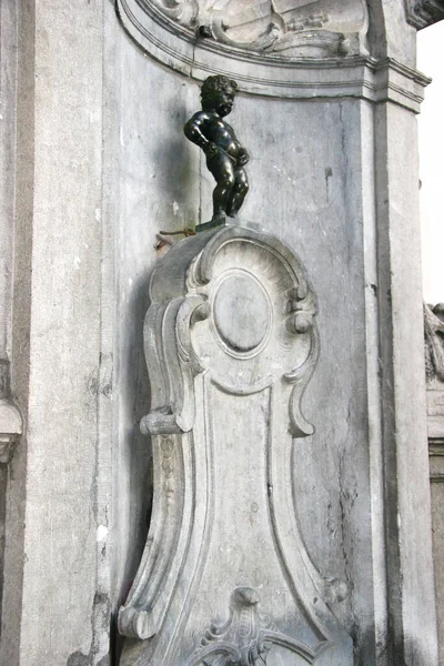 Manneken Pi, Brüksel, Belçika 'da küçük bir bronz heykel.
