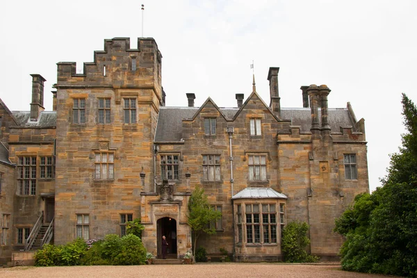 Güzel şato mimarisinin manzarası.