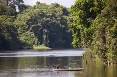 Şelalesi ve dağları olan bilinmeyen bir turist