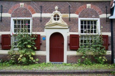 Tarihi bina güneşli gün