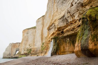 Dağlarda güzel bir şelale