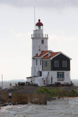 Eski deniz feneri ve ada kıyısında ve uzun iskelede yaşam alanı