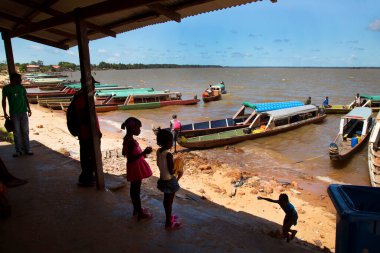 İnsanlar ve balıkçı tekneleri gün ışığında sahilde